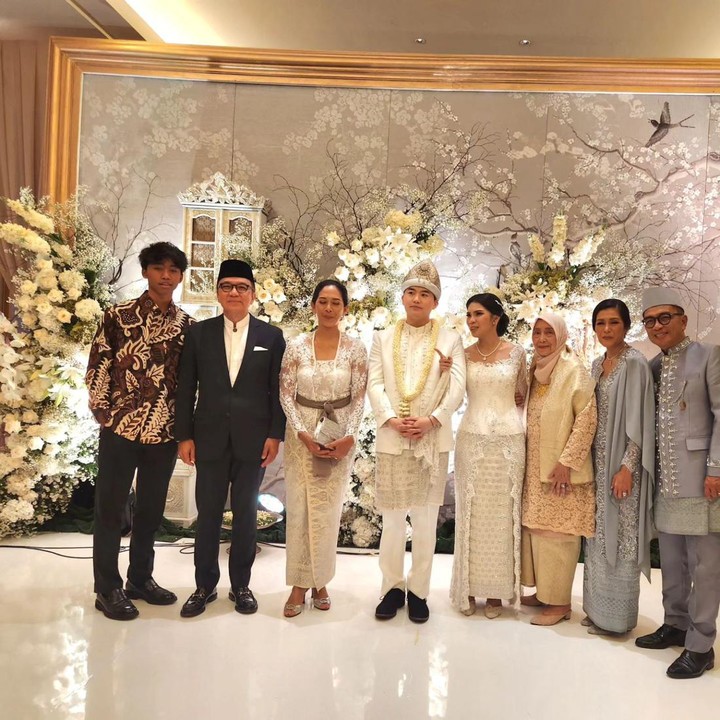 <p>Pesta pernikahan digelar secara privat di salah satu hotel mewah kawasan Jakarta Pusat. Acara pernikahan turut dihadiri oleh Tantowi Yahya, kakak kandung Helmy Yahya. Ia membuat unggahan di media sosial untuk mendokumentasikan pernikahan sang keponakan. "Syukur alhamdulillah akad nikah Saskia Rachelly Yahya dan Park Young Gwang berjalan mulus, lancar dan hikmat tadi pagi di Hotel Fairmont Jakarta," tulis Tantowi dalam unggahannya. (Foto: Instagram @tantowiyahyaofficial)</p>