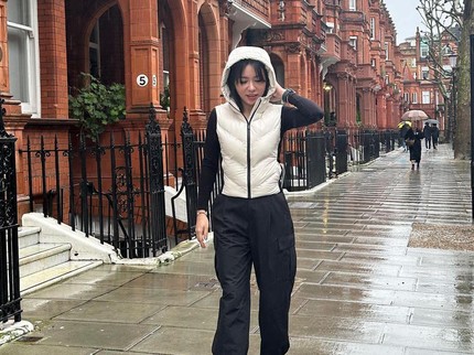 7 Potret Cantik Julie Taslim Istri Joe Taslim, Awet Muda di Usia 40 Tahun