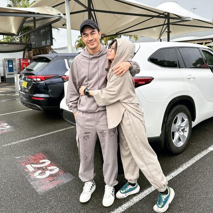 <p>Usia Julie sendiri diketahui sudah memasuki 40 tahun. Namun, ia memiliki wajah awet muda dan badan yang langsing. (Foto: Instagram: @julietaslim)</p>