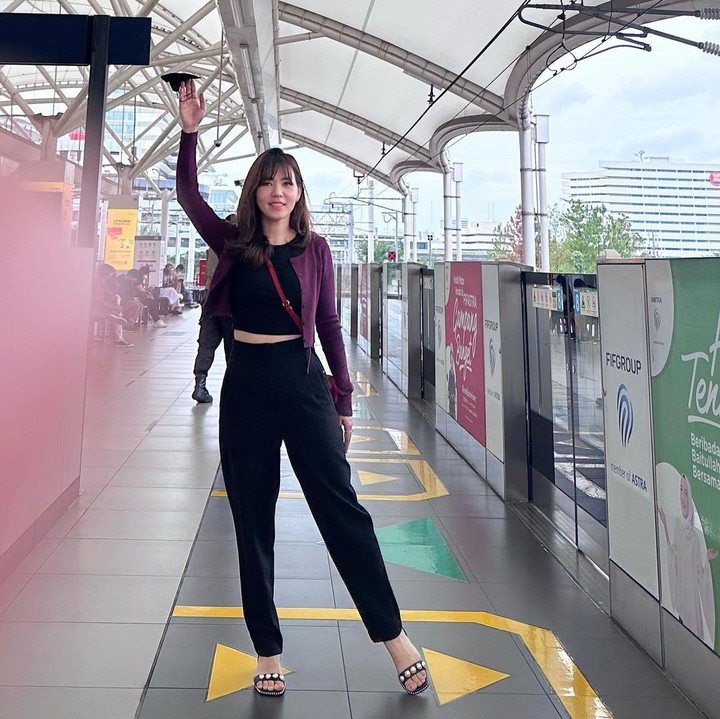 <p>Banyak netizen yang menyebut Bunda tiga anak ini semakin cantik. Bahkan tidak sedikit yang mengatakan Julie mirip artis Korea, lho. (Foto: Instagram: @julietaslim)</p>