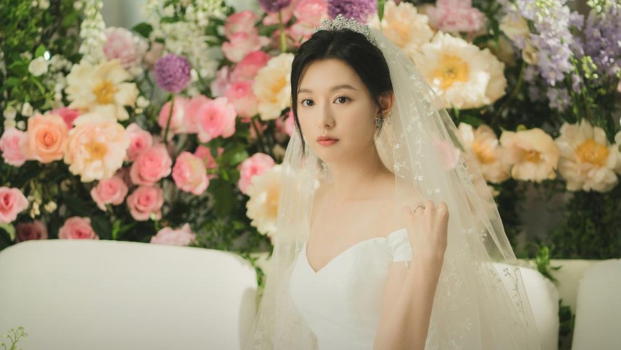 Foto pernikahan Kim Ji Won dan Kim Soo Hyun di drama Korea Queen of Tears.