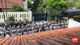 Water Canon dan Ratusan Aparat Siaga di Kantor ICW dan Lokataru