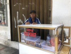 Kisah Sarja Jualan Donat di Usia Senja Demi Kuliahkan Anak