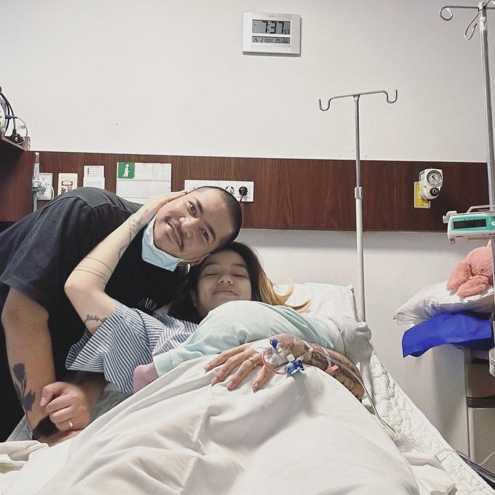 <p>Setelah merasakan kontraksi yang kuat Sheila sempat melakukan pemeriksaan di IGD dan ternyata baru pembukaan dua, Bunda. Pembukaan yang tak kunjung bertambah juga membuat dokter menyarankan Sheila untuk diinduksi. (Foto: Instagram: @dmustakira)</p>