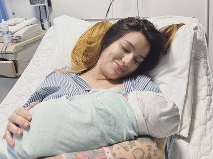 Simak Trik Menyusui Sheila Marcia agar Bayi Tak Rewel dan Tidur Lelap