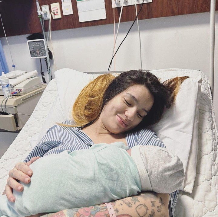 <p>Sheila sendiri sudah merasakan kontraksi yang cukup teratur dan intens sejak beberapa hari sebelum melahirkan sang putra. Kontraksi yang ia rasakan bahkan membuatnya tak bisa tidur dan beraktivitas secara normal, Bunda. (Foto: Instagram: @dmustakira)</p>
