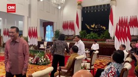 VIDEO: Diisukan Tak Akur, Sri Mulyani Dan Prabowo Bersalaman di Istana