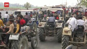 VIDEO: Petani India Kemudikan Traktor di Tol, Protes Harga Panen