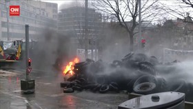 VIDEO: Demo Petani di Brussel Ricuh, Massa Bakar Ban