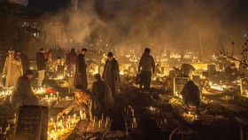 FOTO: Ziarah Makam di Malam Nisfu Sya'ban ala Muslim Syiah