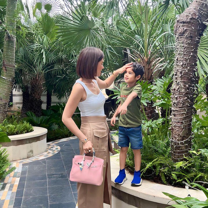 <p>Meski hampir berusia 6 tahun dan akan segera masuk Sekolah Dasar (SD), bocah yang akrab disapa Z ini tetap manja dengan sang Bunda. Ia bahkan tak segan untuk menempel dan nyaman digendong. (Foto: Instagram: @carissa_puteri)</p>