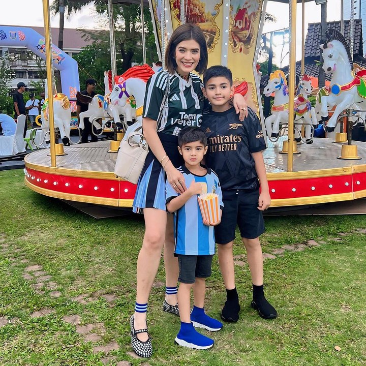 <p>Carissa Puteri menikah dengan Navies Abdullah Naif pada tahun 2012, Bunda. Pernikahan keduanya pun semakin lengkap dengan hadirnya dua orang anak laki-laki. (Foto: Instagram: @carissa_puteri)</p>