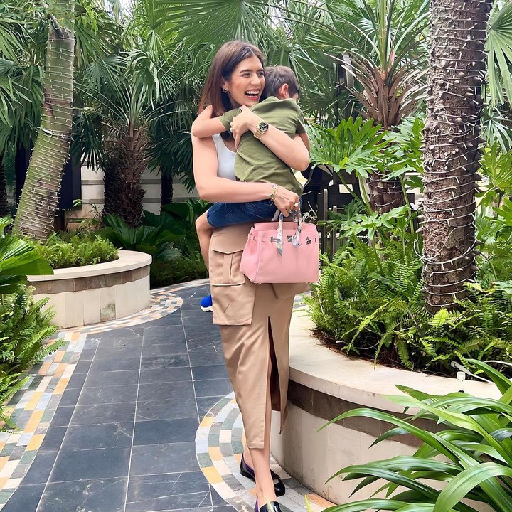 <p>"Yang selalu mau disayang-sayang dan nempel terus sama Mamanya.<em> I love you</em> Z yang sebentar lagi jadi anak SD," tutur Carissa seraya membagikan momennya bersama Zenecka. (Foto: Instagram: @carissa_puteri)</p>