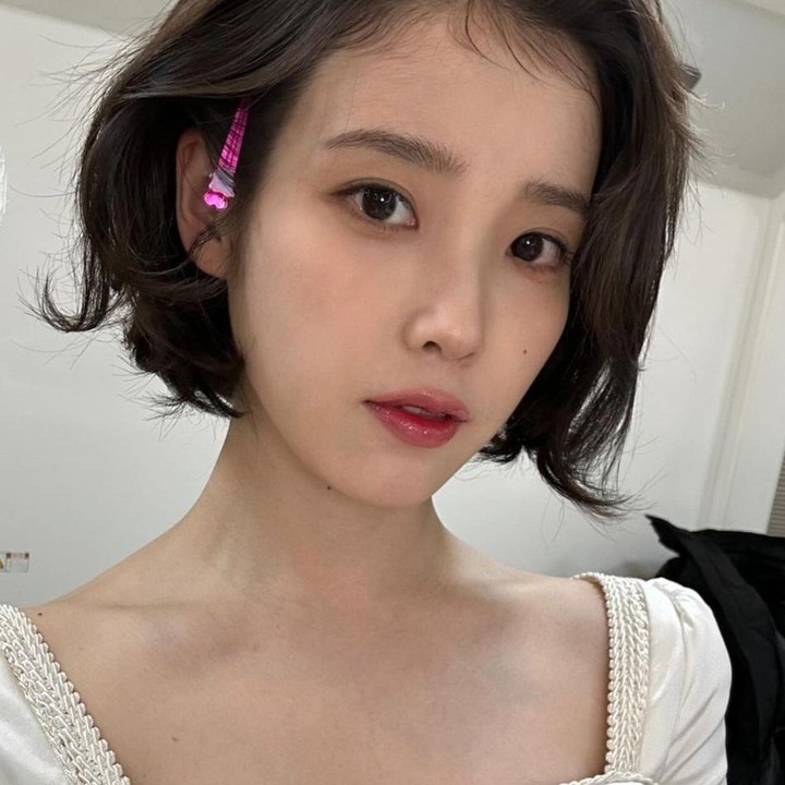 <p>1. IU (32,3 juta <em>follower</em>) - Di urutan pertama ada Lee Ji Eun atau yang biasa disapa IU. Tak hanya aktif sebagai penyanyi, IU juga meraih ketenaran lewat film dan drama Korea hits seperti film <em>Broker</em> (2021) dan drama <em>My Mister</em> (2019). (Foto: Instagram @dlwlrma)</p>