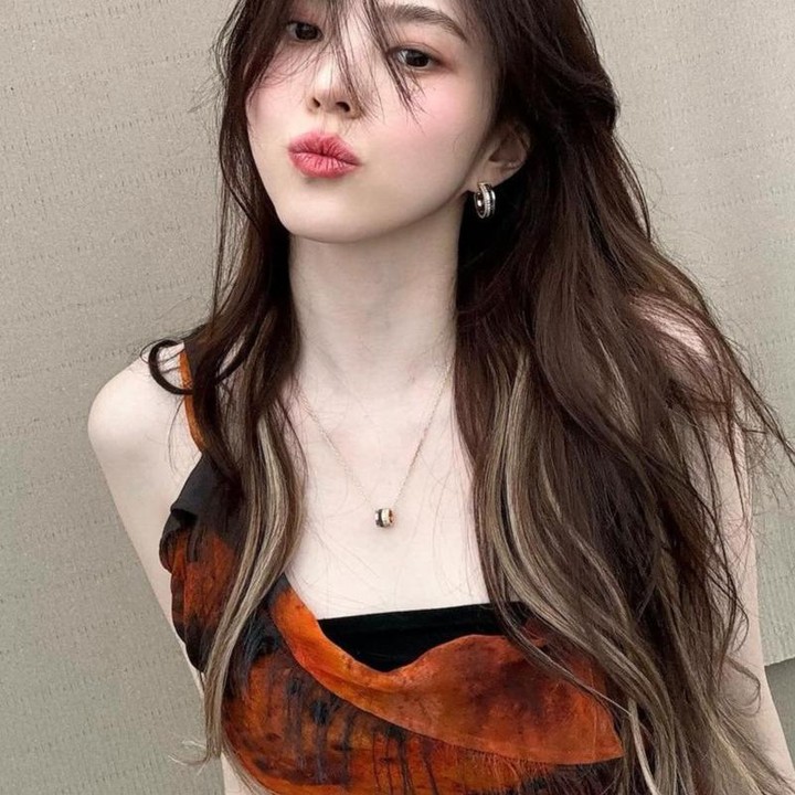 <p>4. Han So Hee (17,5 juta follower) - Aktris yang terkenal membintangi drama <em>The World of the Married</em> (2020) dan yang terbaru berjudul <em>Gyeongseong Creature</em> (2023) ini memiliki paras yang rupawan, tentu akan membuat semua orang terkesima. (Foto: Instagram @xeesoxee)</p>