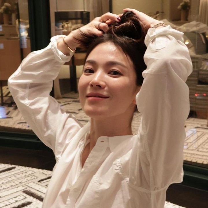 <p>6. Song Hye Kyo (17,2 juta <em>follower</em>) - Aktris bertalenta satu ini merupakan salah satu bintang Hallyu yang paling digandrungi di seluruh dunia. Hingga kini, ia terus aktif berperan dalam berbagai judul drama seperti <em>The Glory</em> (2022). (Foto: Instagram @kyo1122)</p>