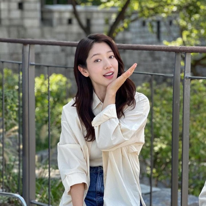 <p>8. Park Shin Hye (15,3 juta <em>follower</em>) - Istri aktor Choi Tae Joon ini telah aktif di dunia akting sejak tahun 2003 dan masih terus meraih popularitas lewat banyak drama terkenal, yang paling baru berjudul <em>Doctor Slump</em> (2024). (Foto: Instagram @ssinz7)</p>