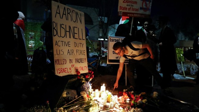 Pilot militer AS meneriakkan 'Palestina merdeka!' sebelum melakukan aksi bakar diri di depan Kedubes Israel di Washington.