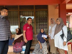 Andre Rosiade Bantu Suami Istri Lansia Stroke di Padang