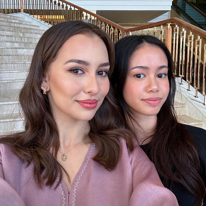 <p>Potret Anna Jobling dan Putri Ameerah langsung dibanjiri komentar warganet. Banyak netizen menilai mereka sangat mirip dan sama-sama berparas cantik. "Sudah seperti kakak beradik," kata akun @ateh*****. "Mirip, cuma Anna lebih bule. Sama-sama cantik," kata @iis_nur*******. (Foto: Instagram @annajobling)</p>