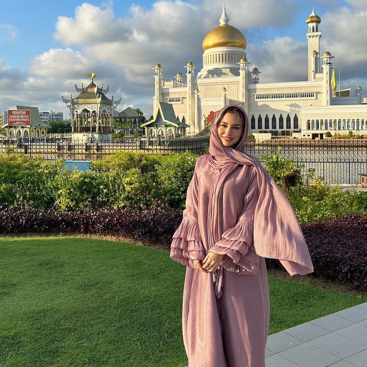<p>Dalam kunjungan itu, Anna Jobling mengaku sangat senang bisa bertemu Putri Ameerah. Ia bahkan mengakui kecantikan Putri Ameerah. <em>"Enjoyed my second day in Brunei with the prettiest and  sweetest girl, Her Royal Highness Princess Ameerah Wardatul Bolkiah. Yes we both have seen all the comments about how we look alike hehe but she’s such a natural beauty</em> (Menikmati hari kedua saya di Brunei bersama gadis tercantik dan termanis, Yang Mulia Putri Ameerah Wardatul Bolkiah. Ya, kami berdua telah melihat semua komentar tentang kemiripan kami hehe tapi dia sangat cantik alami)," ujar Anna. (Foto: Instagram @annajobling)</p>
