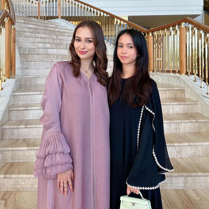 <p>Salah satu yang mencuri perhatian adalah pertemuan Anna Jobling dengan Putri Ameerah Wardatul Bolkiah. Ameerah adalah anak dari Sultan Brunei Hassanal Bolkiah dan sang mantan istri, Azrinaz Mazhar Hakim. Putri Ameerah juga merupakan adik sambung Pangeran Mateen, Bunda. (Foto: Instagram @annajobling)</p>