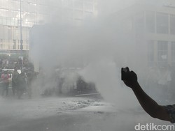 Asap Tebal Penuhi Depan Bawaslu Usai Massa Bakar Replika Keranda dan Ban
