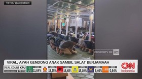 VIDEO: Ayah Gendong Anak Sambil Salat Berjamaah