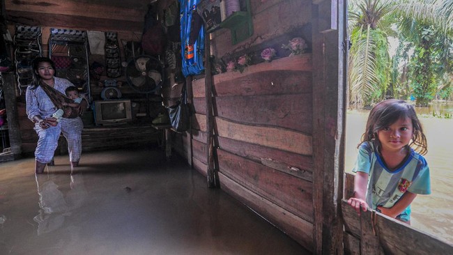 FOTO: Hampir Dua Bulan Banjir Rendam Muaro Jambi