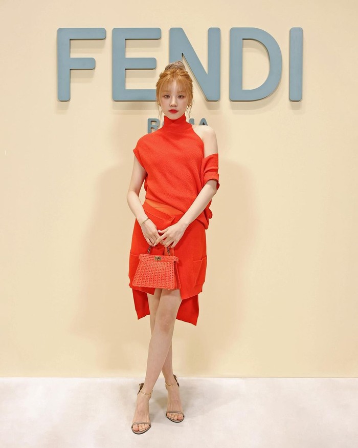 Brand ambassador terbaru Fendi yang ditunjuk untuk promosi di China yaitu Yuqi (G) I-DLE merepresentasikan kecantikan oriental dengan mengenakan gaun dan tas bewarna merah senada yang merupakan koleksi eksklusif dari brand./ Foto: instagram.com/fendi
