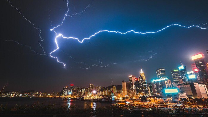 Banyak yang Belum Tahu, Ini 9 Cara Aman Agar Terhindar dari Sambaran Petir Menurut BMKG!