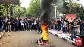 Demo Mahasiswa di Universitas Pancasila Ricuh, Petugas Dilempari Botol
