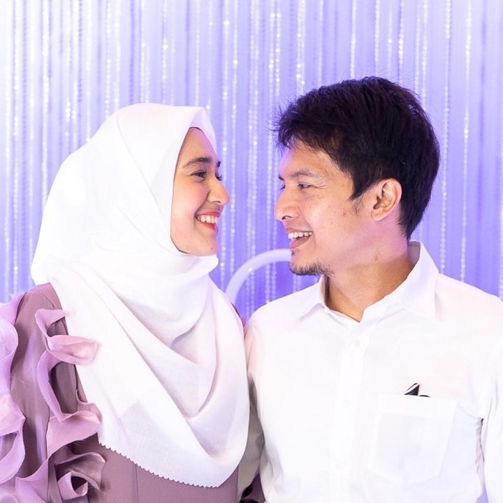 <p>Pasangan artis Dhini Aminarti dan Dimas Seto menikah pada 12 Desember 2009. Keduanya telah membangun rumah tangga selama 14 tahun, Bunda. (Foto: Instagram @dhiniaminarti @dimasseto_1)</p>