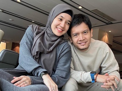 7 Potret Dhini Aminarti dan Dimas Seto, Tetap Harmonis Meski Belum Dikaruniai Momongan
