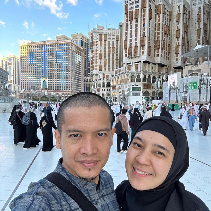 <p>Dhini Aminarti dan Dima Seto juga sudah beberapa kali mengisi waktu mereka dengan pergi beribadah ke Tanah Suci, Bunda. (Foto: Instagram @dhiniaminarti @dimasseto_1)</p>