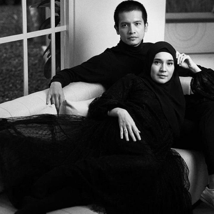 <p>Keharmonisan mereka membuat banyak netizen kerap memberikan semangat dan ucapan doa, terutama dalam menanti momongan. "MasyaAlloh slalu suka lihat pasangan ini... Sama kayak aku masih berdua, semangat selalu ka Dhini Aminarti," kata akun @robiah****. "Semoga mas Dimas dan mba Dhini insya Allah secepatnya dikasih momongan aamiin," ucap @meli7**** (Foto: Instagram @dhiniaminarti @dimasseto_1)</p>