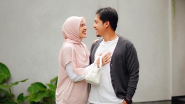 img-title Dimas Seto & Dhini Aminarti Bagikan Kisah Hijrah hingga Dititipkan 46 Anak Asuh