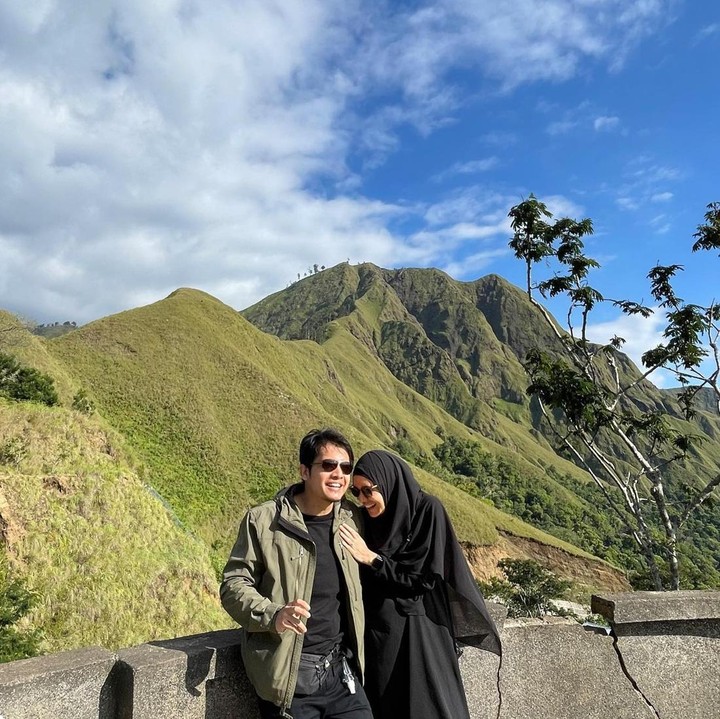<p>Pasangan ini mengisi waktu luang berdua saja dengan melakukan <em>quality time</em>. Salah satu kegiatan yang sering mereka lakukan adalah pergi berlibur ke tempat baru. (Foto: Instagram @dhiniaminarti @dimasseto_1)</p>