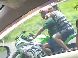 Viral 2 Orang Pakai Motor Ninja Palak Mobil Minta Rp 50 Ribu di Paiton