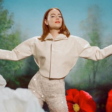 Cerita Emma Stone Makan 60 Kue Tart Saat Syuting Film 'Poor Things'