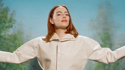 Cerita Emma Stone Makan 60 Kue Tart Saat Syuting Film 'Poor Things'