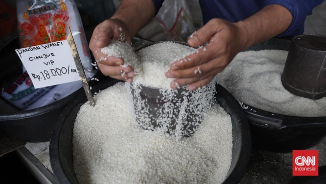 Pemerintah memberlakukan menaikkan harga eceran tertinggi (HET) beras medium dari Rp10.900 per kilogram (kg) menjadi Rp12.500 per kg.