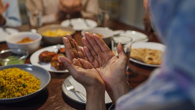 Berpuasa Senin Kamis memiliki banyak manfaat, termasuk bagi muslimah. Setidaknya terdapat tujuh manfaat rajin puasa Senin Kamis untuk wanita.