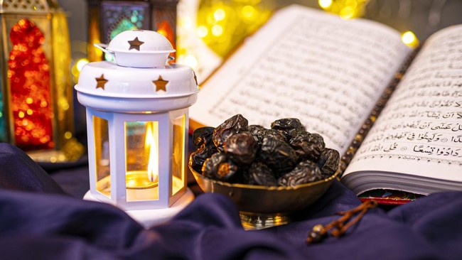 Buka puasa adalah salah satu momen paling ditunggu saat Ramadhan. Simak bacaan doa buka puasa Ramadhan lengkap dalam bahasa Arab, Latin, dan artinya.
