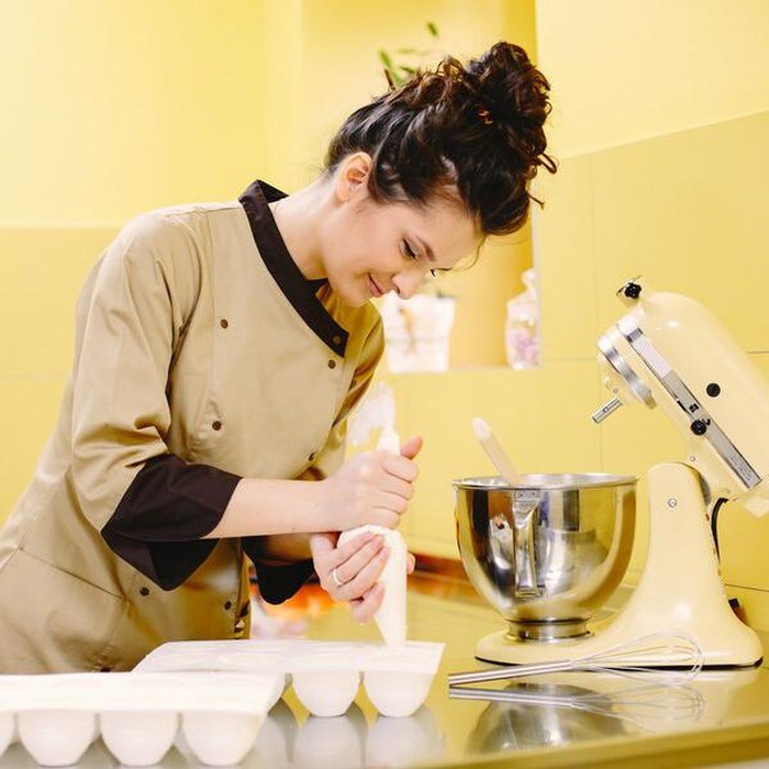 Ilustrasi membuat kue/Foto: freepik.com/prostooleh