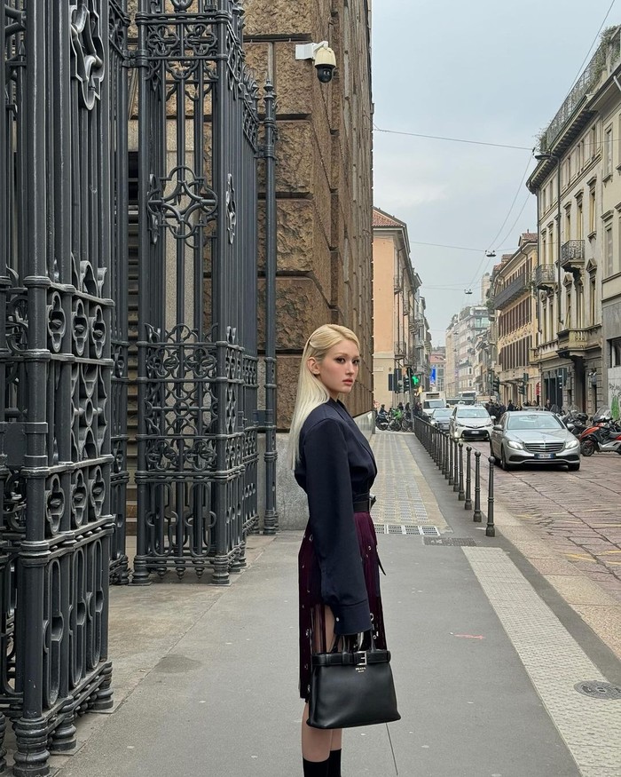 Jeon So Mi pancarkan aura bagaikan aktris Hollywood dalam penampilan terbarunya untuk kampanye aktif brand Prada. Sang idol tampil stand out dengan mengenakan blazer hitam yang dipadukan dengan rok rumbai bewarna burgundy./ Foto: instagram.com/somsomi0309