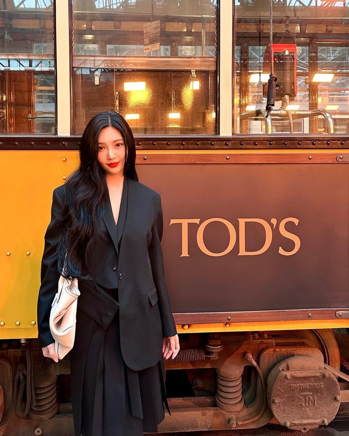 Joy Red Velvet sebagai perwakilan duta brand fashion TOD'S turut menghadiri Milan Fashion Week dengan tampilan old money berupa setelan blazer dan midi skirt bewarna hitam yang menekankan keanggunan bak bangsawan./ Foto: instagram.com/_imyour_joy