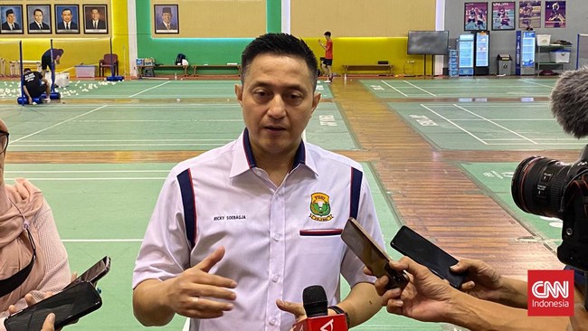 Eks ganda putra Indonesia Ricky Soebagdja/Rexy Mainaky menyempatkan reuni saat keduanya bertemu di All England 2024.