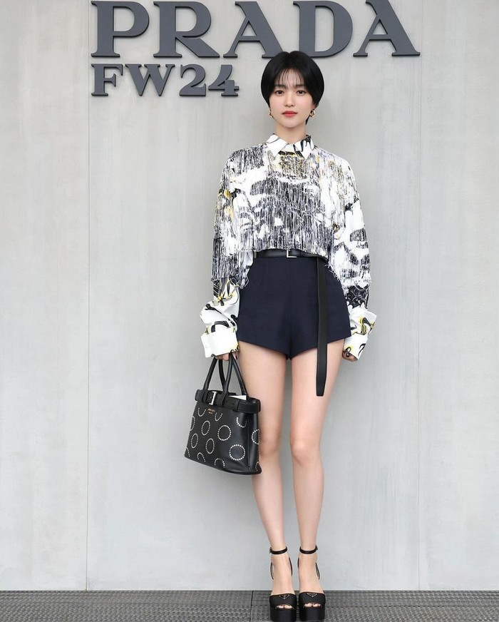 Kim Tae Ri tampil segar dengan potongan pendek rambut barunya untuk mewakili Prada, Beauties. Kecantikan mewah sang aktris memancar indah ketika memilih outfit monochrome yang memperlihatkan corak unik./ Foto: instagram.com/management_mmm