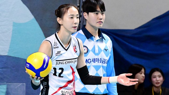 Megawati Hangestri Pertiwi membuat bingung rekan satu timnya Han Song Yi setelah Red Sparks menggulung Pink Spiders 3-1 di Liga Voli Korea.